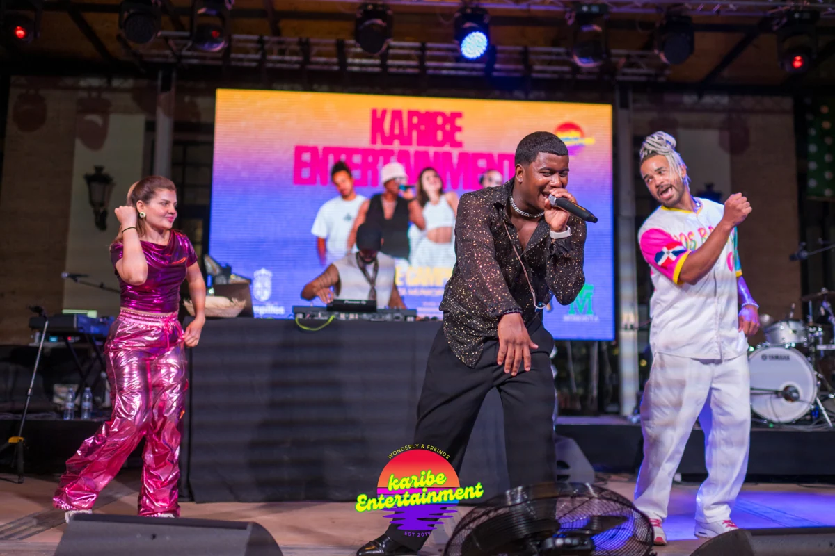 El equipo de Karibe Entertainment en un espectáculo coreográfico
