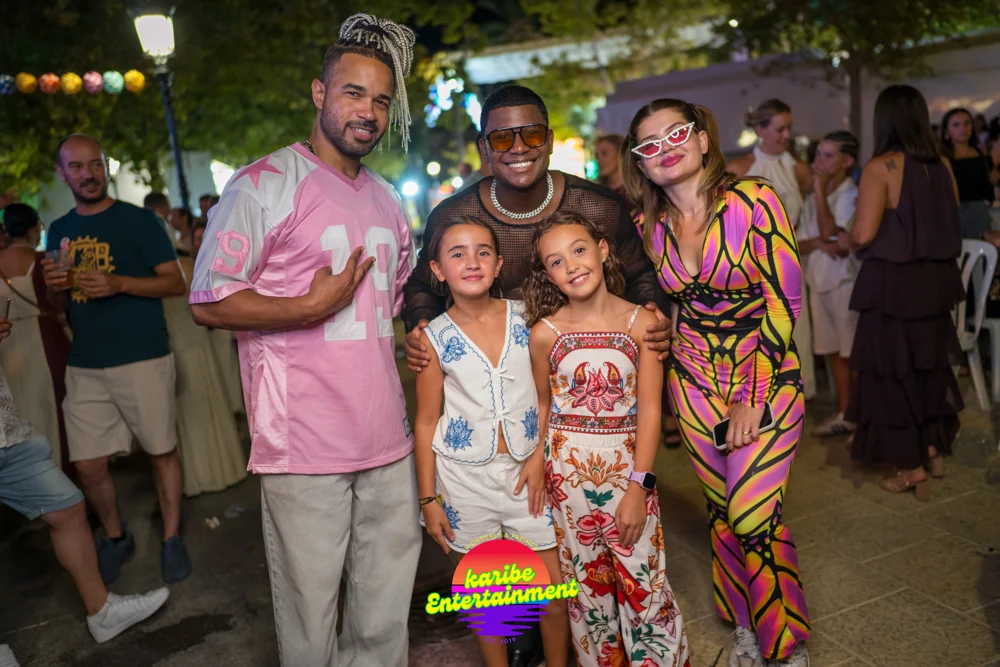 Wonderly y artistas de Karibe Entertainment con asistentes a un evento