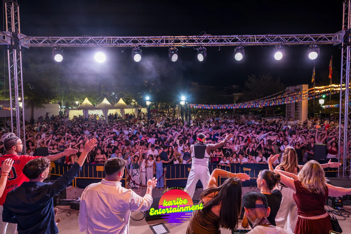 Público participando en una actuación de Karibe Entertainment en una feria