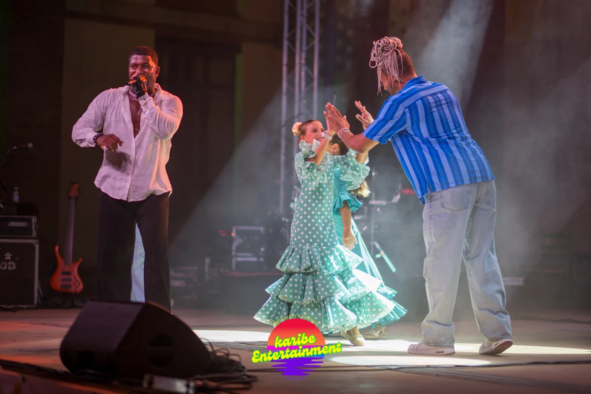 Bailarines de Karibe Entertainment actuando juntos en el escenario
