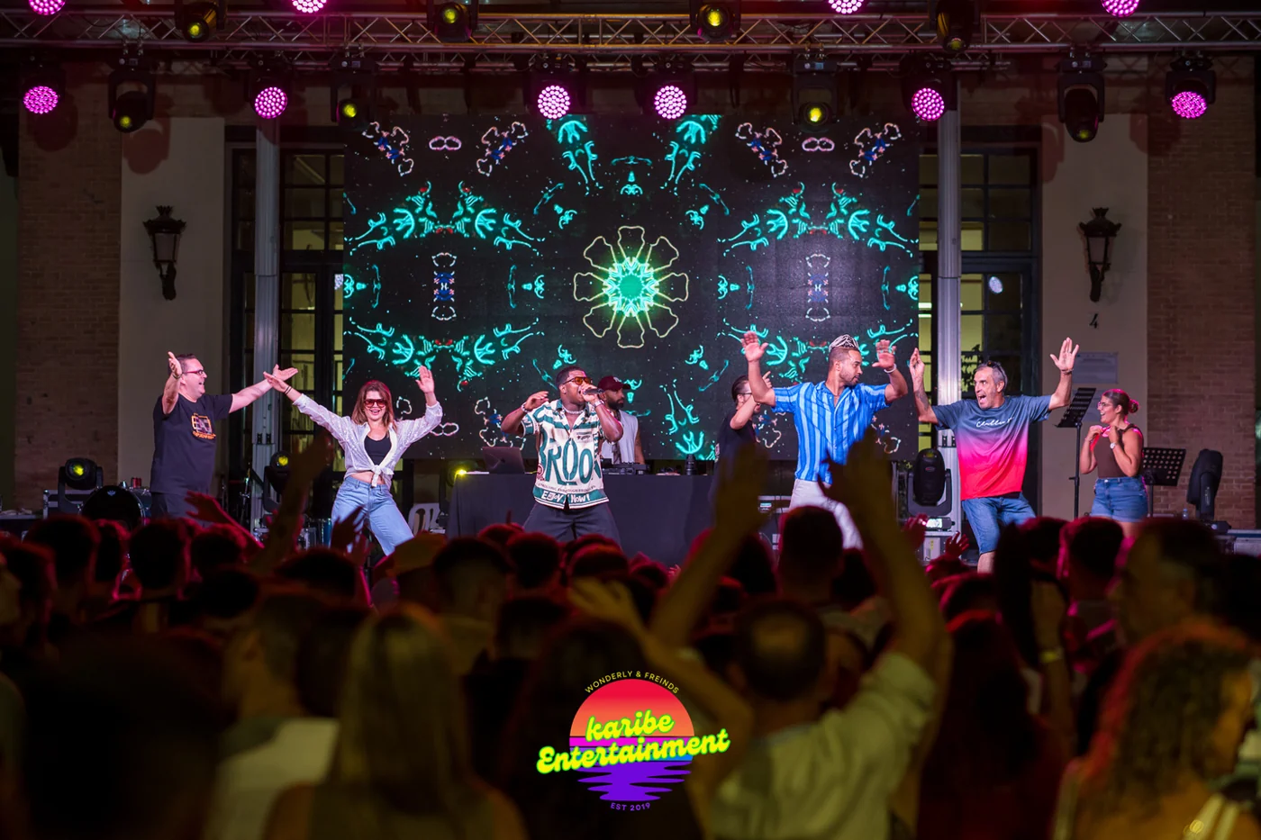 Karibe Entertainment en directo: bailarines y público durante una actuación